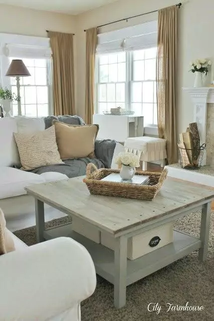 salon w odcieniach bezu biala kanapa1