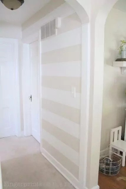 salon w odcieniach bezu paski