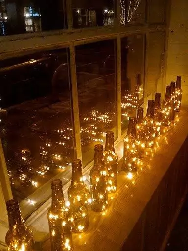 sposoby na dekoracje mieszkania lampkami swiatecznymi butelka2