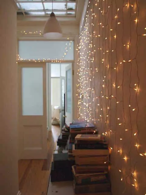 sposoby na dekoracje mieszkania lampkami swiatecznymi na scianie
