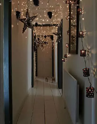 sposoby na dekoracje mieszkania lampkami swiatecznymi sufit1