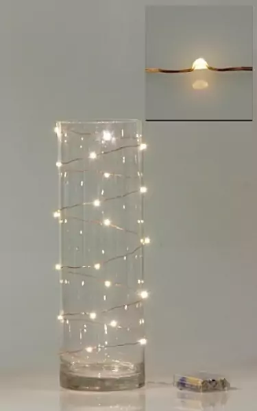 sposoby na dekoracje mieszkania lampkami swiatecznymi wazon2