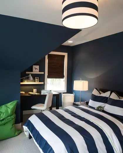 pokoj-dla-chlopca-w-mocnych-kolorach-granat