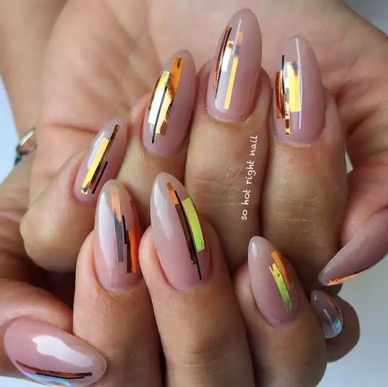 najmodniejsze-paznokcie-na-zime-2016-folia