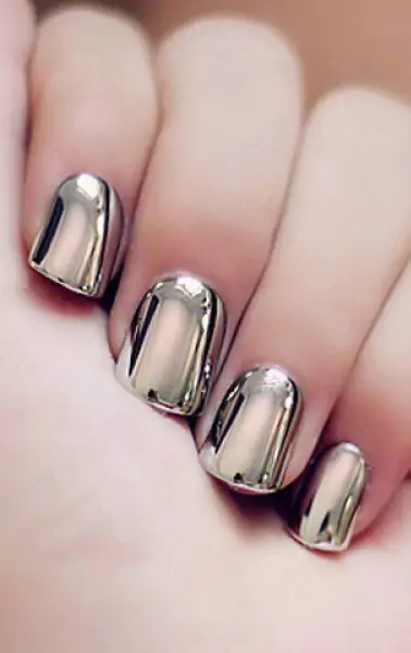 najmodniejsze-paznokcie-na-zime-2016-metalowe