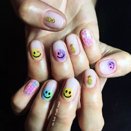 najmodniejsze-paznokcie-na-zime-2016-naszywki-naklejki