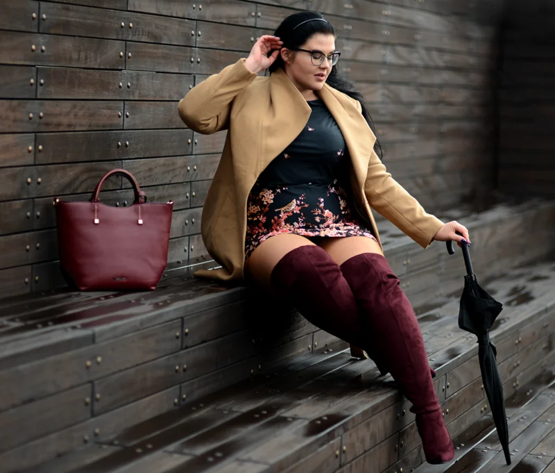 stylizacja-plus-size-bordo-marsala-buty-torebka