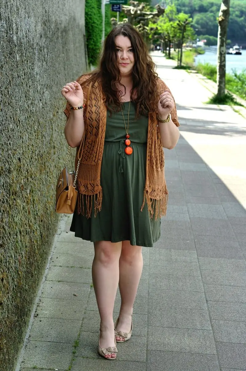 stylizacja-plus-size-khaki-sukienka-2