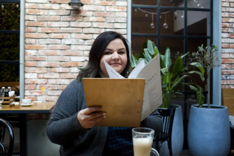 Jakie ubrania znajdziecie w sklepie Cellbes? Stylizacja plus size na luzie i wolne popoludnie.