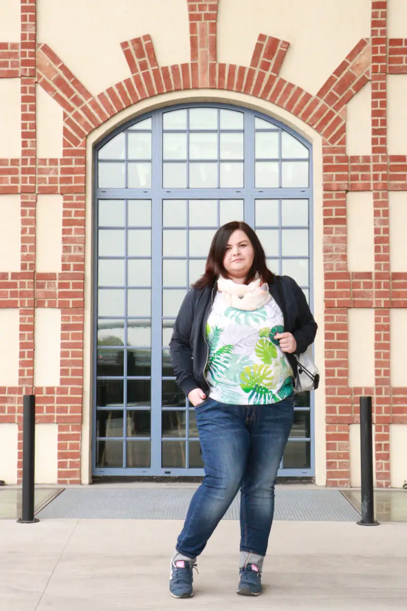 stylizacja plus size duży rozmiar cellbes kurtka bomberka bluzka w liście dzinsy