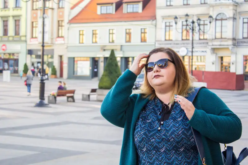 dwa najmodniejsze kolory tej jesieni morski i jagodowy plus size stylizacja cellbes