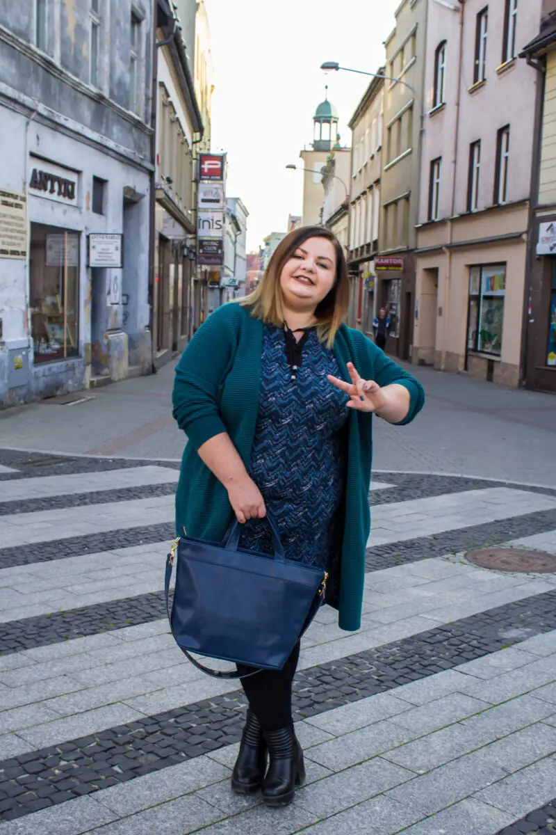 dwa najmodniejsze kolory tej jesieni morski i jagodowy plus size stylizacja cellbes