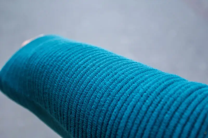 dwa najmodniejsze kolory tej jesieni morski i jagodowy plus size stylizacja cellbes