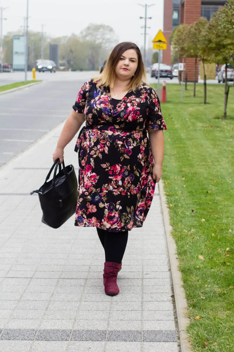 romantyczna stylizacja plus size sukienka w kwiaty cellbes duzy rozmiar
