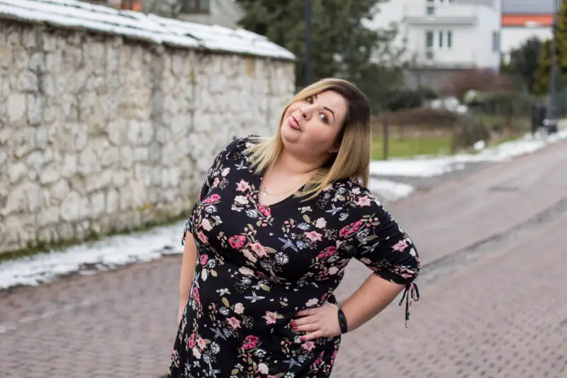 sukienka w kwiaty rozowa torebka kozaki na szeroka lydke od szewca