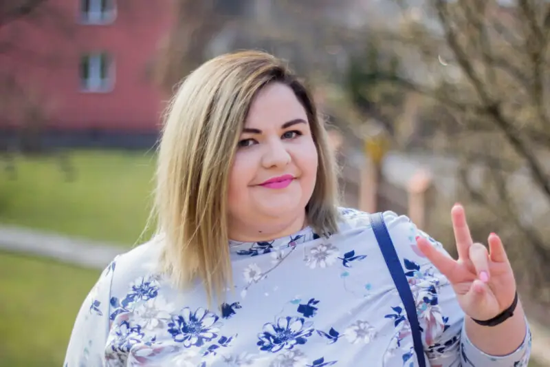 wiosenno swiateczna stylizacja plus size duzy rozmiar z rozowym trenczem cellbes