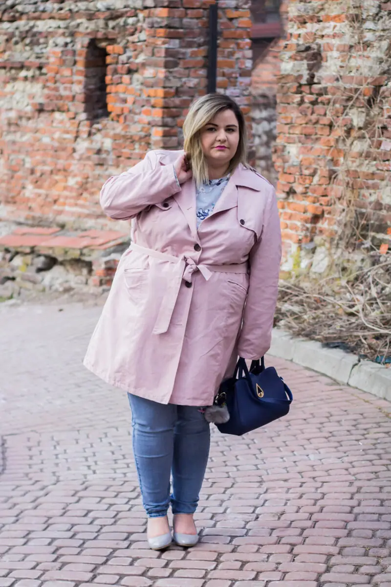 wiosenno swiateczna stylizacja plus size duzy rozmiar z rozowym trenczem cellbes