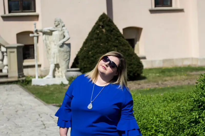dlaczego kobiety plus size nie moga pokazywac kolan sukienka z falbankami tono footway
