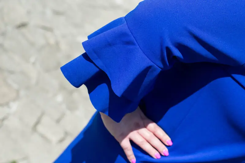 dlaczego kobiety plus size nie moga pokazywac kolan sukienka z falbankami tono footway