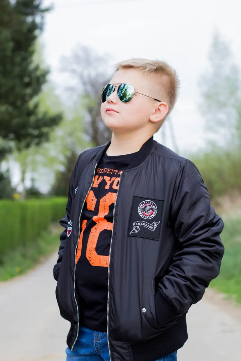 Jak Wam się podoba mój syn w roli modela? Dobrze się sprawił co? Ja bym powiedziała, że może mieć to we krwi ;) Chcecie więcej dziecięco-młodzieżowych stylówek lub w ogóle stylizacji innych niż tylko moje? Dajcie znać, gdzie kupujecie ubrania swoim dzieciom. W rozszerzeniu tego wpisu będzie film na moim kanale, gdzie przyjrzę się bliżej jakości materiałów i swoim sokolim wzorem popatrzę również na składy. Kupowałyście kiedyś dziecięce ubrania w sklepie Bonprix. Byłyście zadowolone? Piszcie.