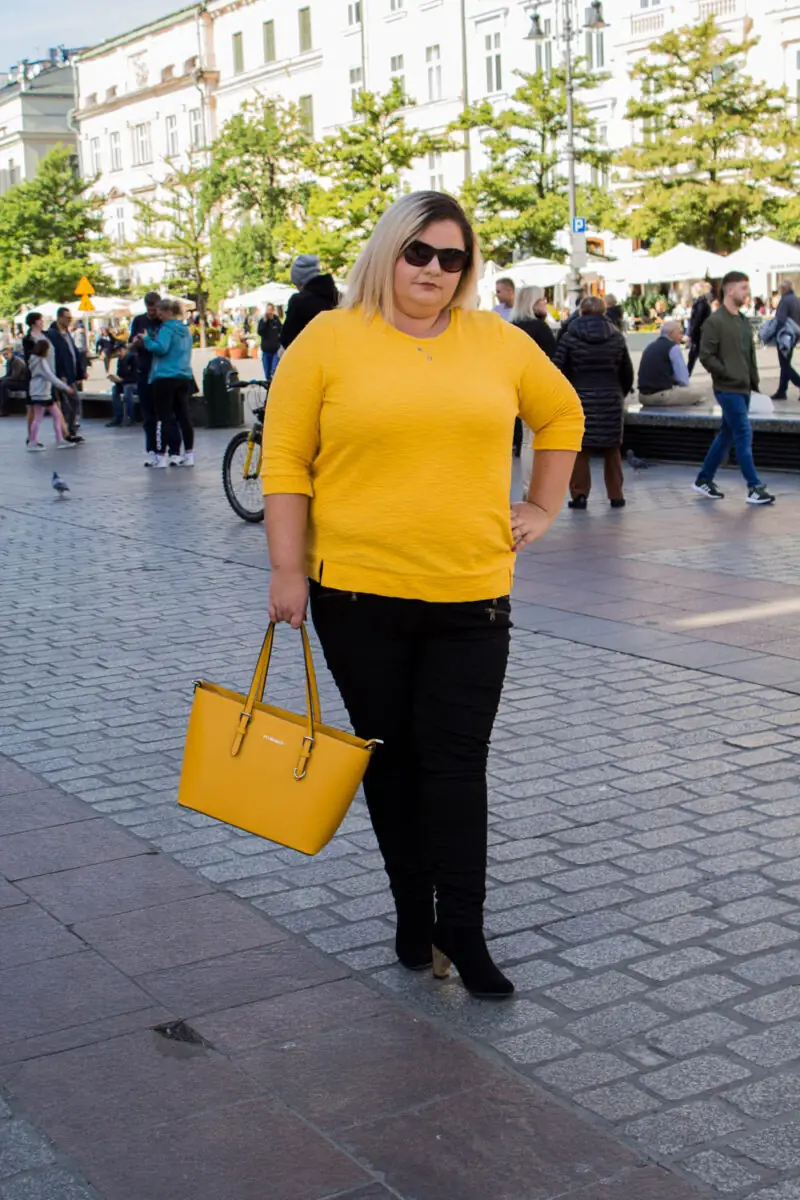 jaki kolor dodatkow do zoltej sukienki stylizacja plus size 