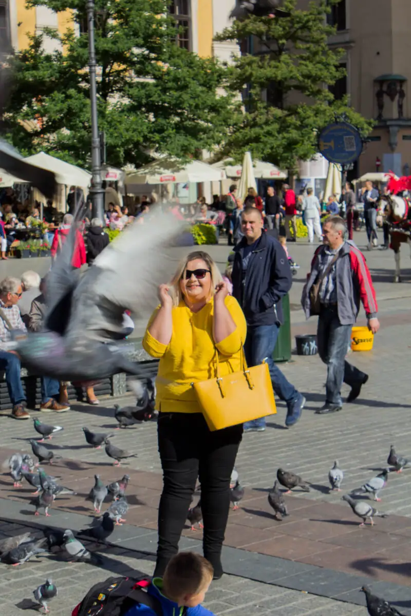 plaszcz w krate krata ksiecia walii cellbes stylizacja plus size krakow zolty sweter trendy jesien 2018