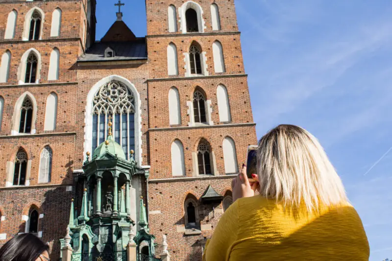 plaszcz w krate krata ksiecia walii cellbes stylizacja plus size krakow zolty sweter trendy jesien 2018