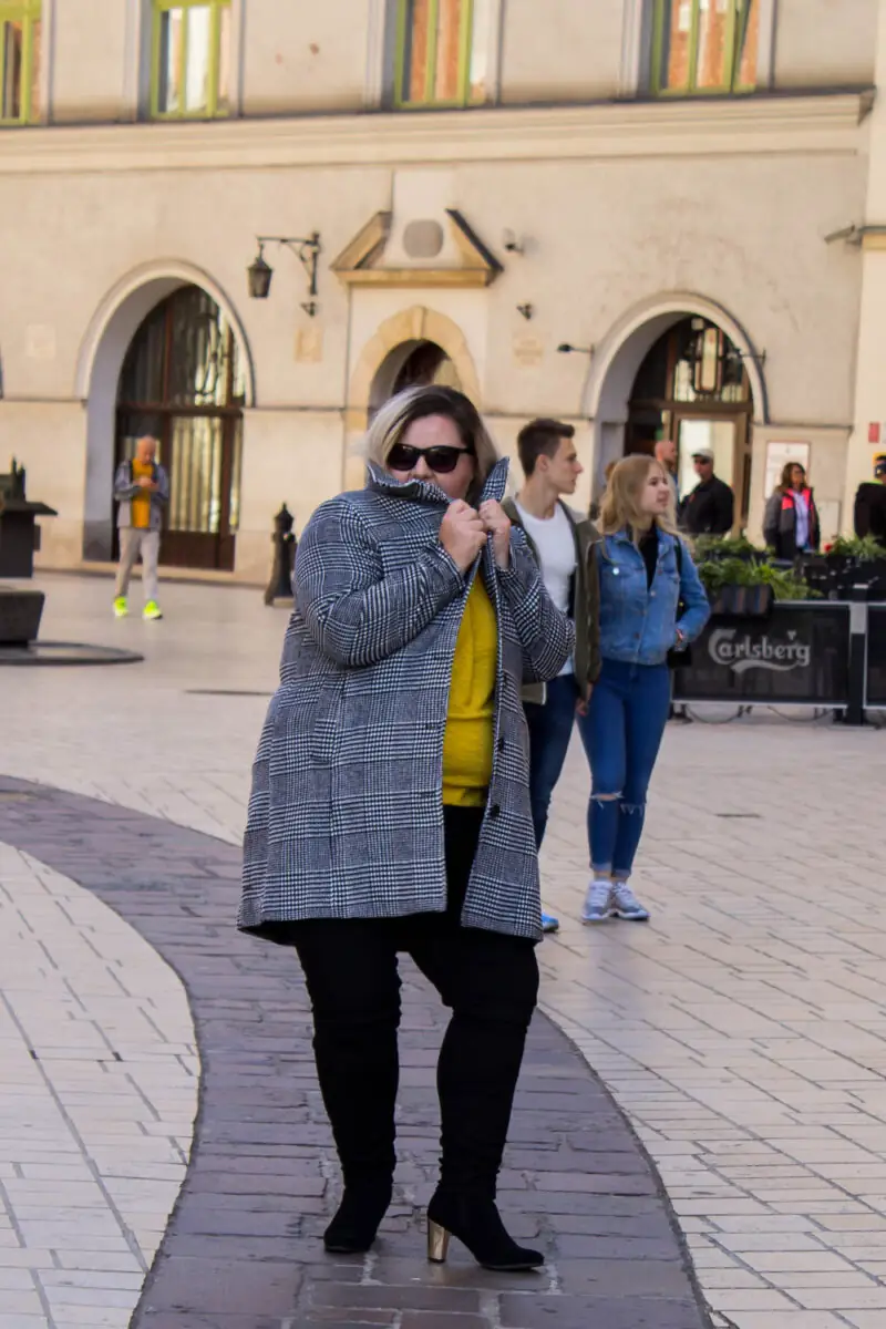 plaszcz w krate krata ksiecia walii cellbes stylizacja plus size krakow zolty sweter trendy jesien 2018