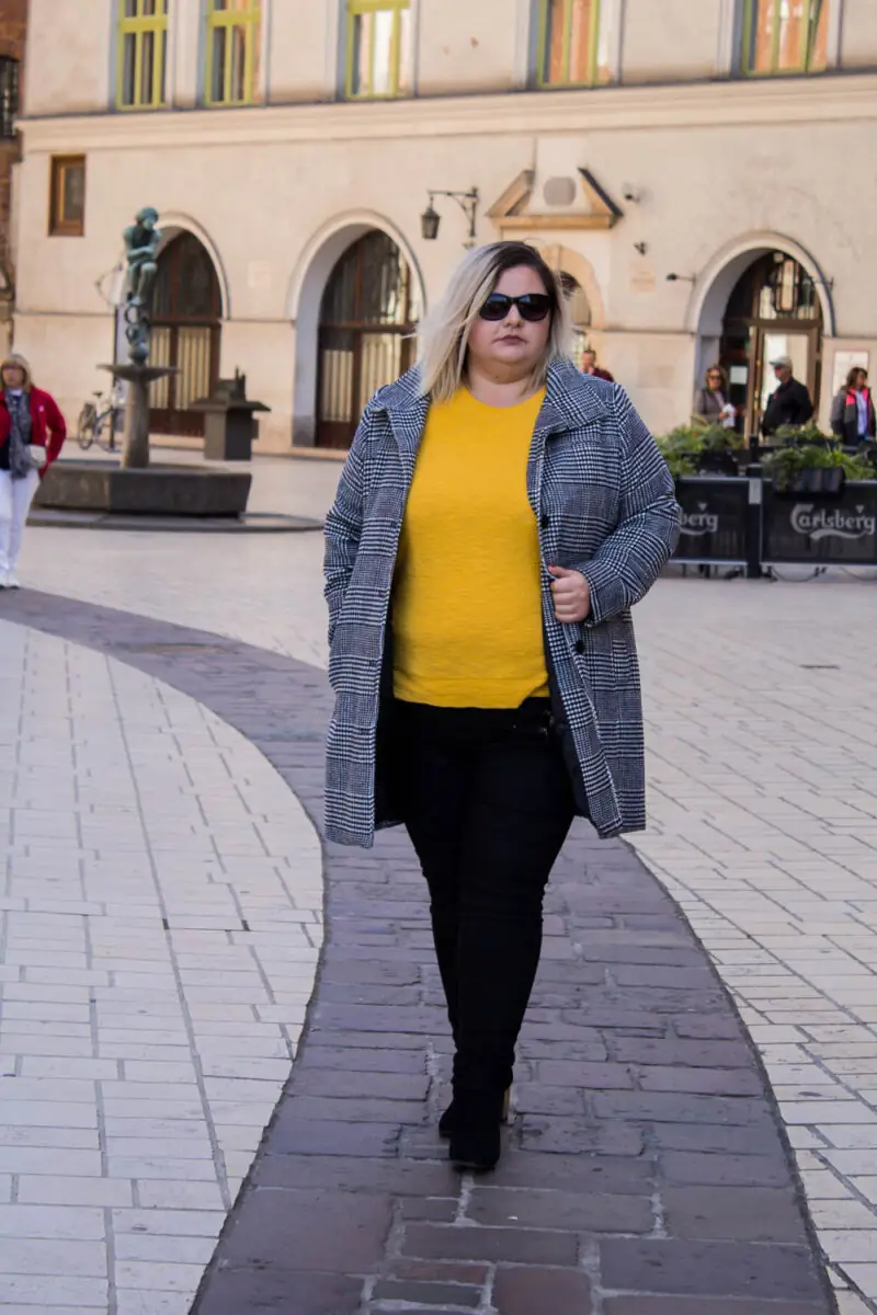 plaszcz w krate krata ksiecia walii cellbes stylizacja plus size krakow zolty sweter trendy jesien 2018