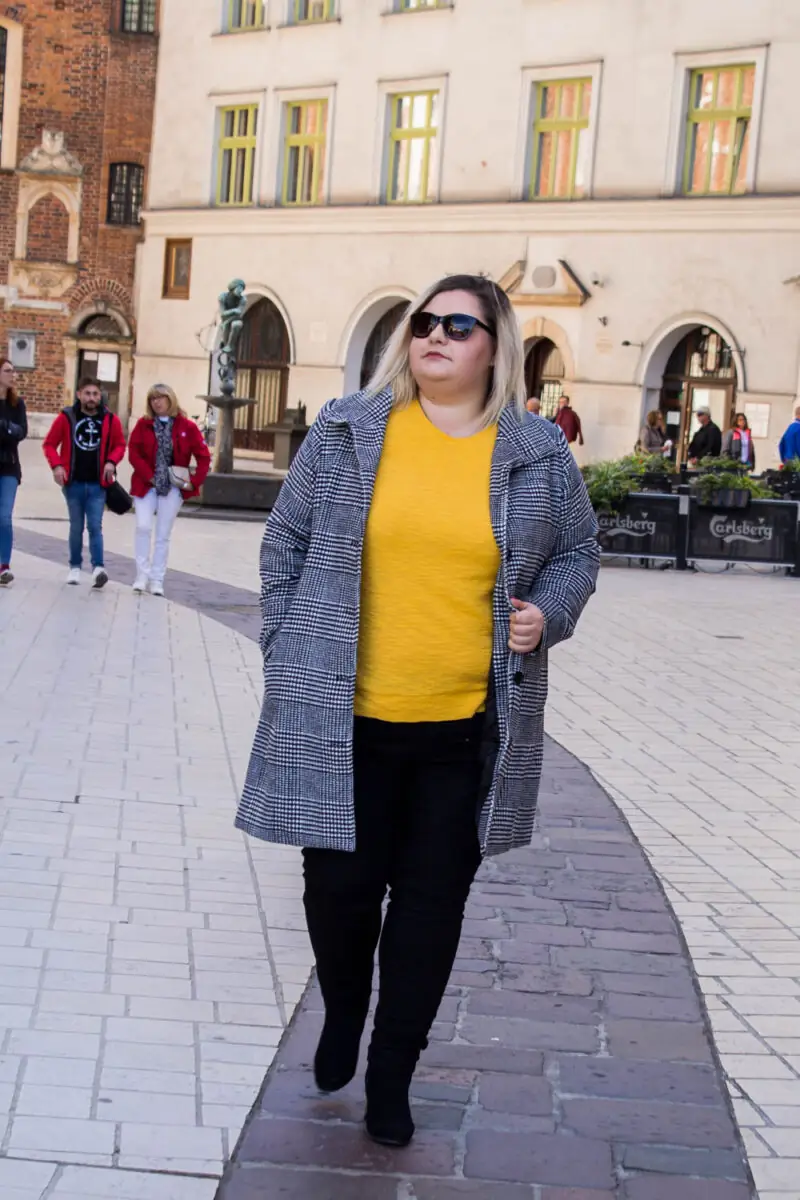 plaszcz w krate krata ksiecia walii cellbes stylizacja plus size krakow zolty sweter trendy jesien 2018