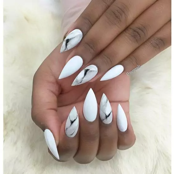 pomysly i inspiracje na sylwestrowe paznokcie na sylwestra biale