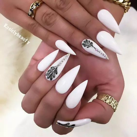 pomysly i inspiracje na sylwestrowe paznokcie na sylwestra biale