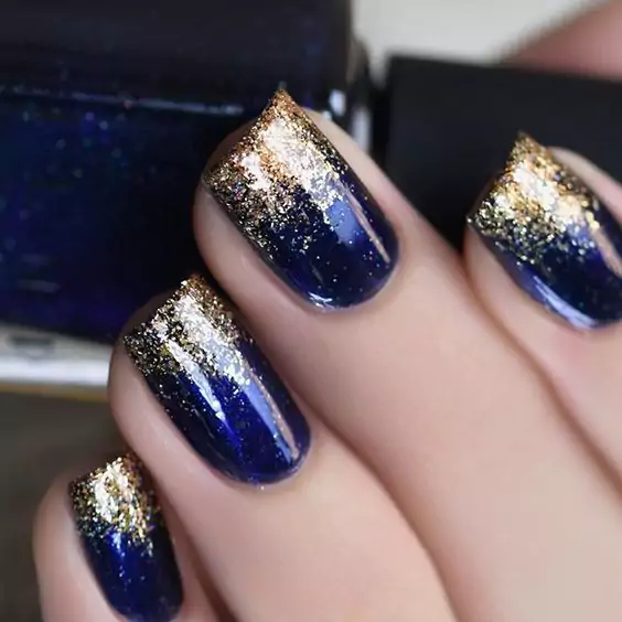 pomysly i inspiracje na sylwestrowe paznokcie na sylwestra granatowe