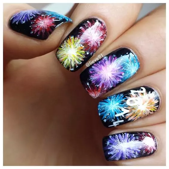 pomysly i inspiracje na sylwestrowe paznokcie na sylwestra kolor kolorowe