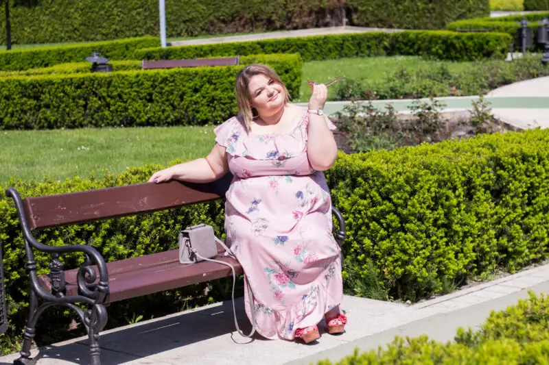 cellbes madziof plus size stylizacja wieliczka park sukienka na lato rozowe okulary