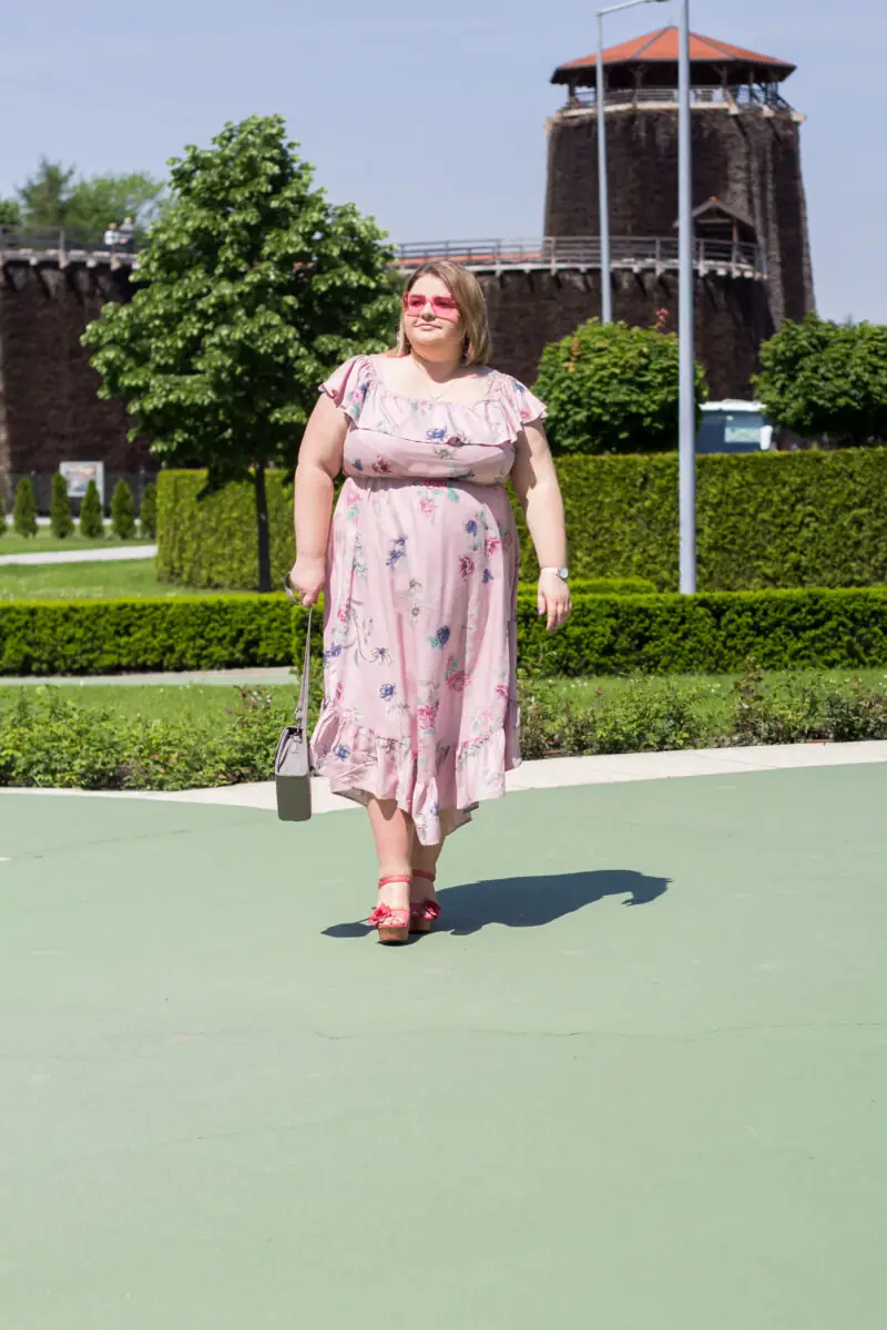cellbes madziof plus size stylizacja wieliczka park sukienka na lato rozowe okulary