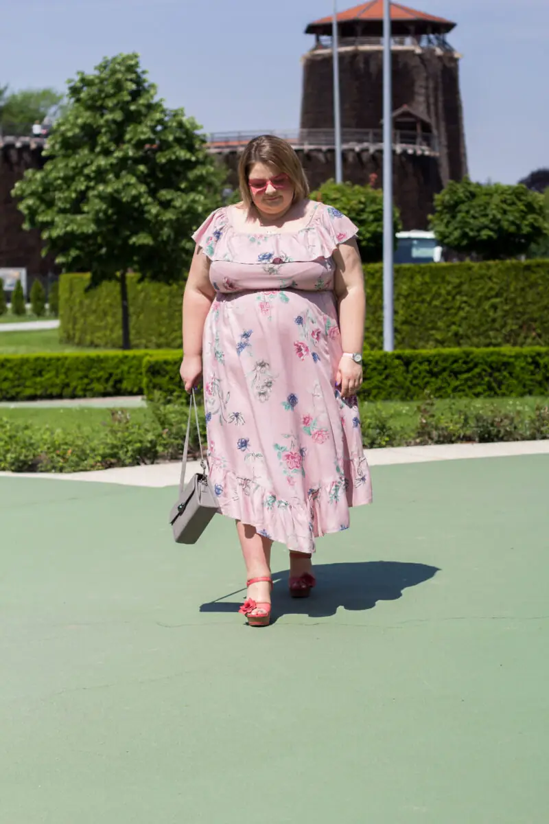 cellbes madziof plus size stylizacja wieliczka park sukienka na lato rozowe okulary