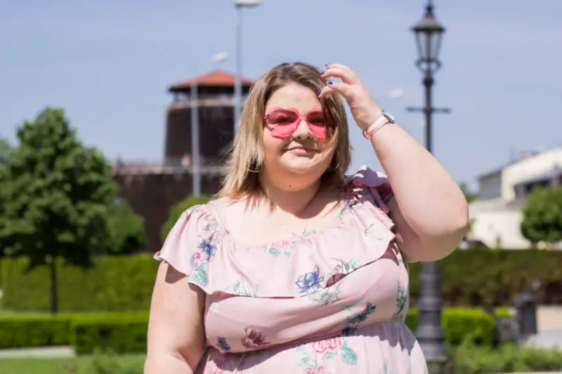 cellbes madziof plus size stylizacja wieliczka park sukienka na lato rozowe okulary