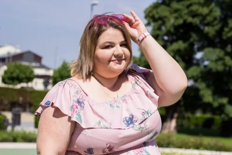 cellbes madziof plus size stylizacja wieliczka park sukienka na lato rozowe okulary