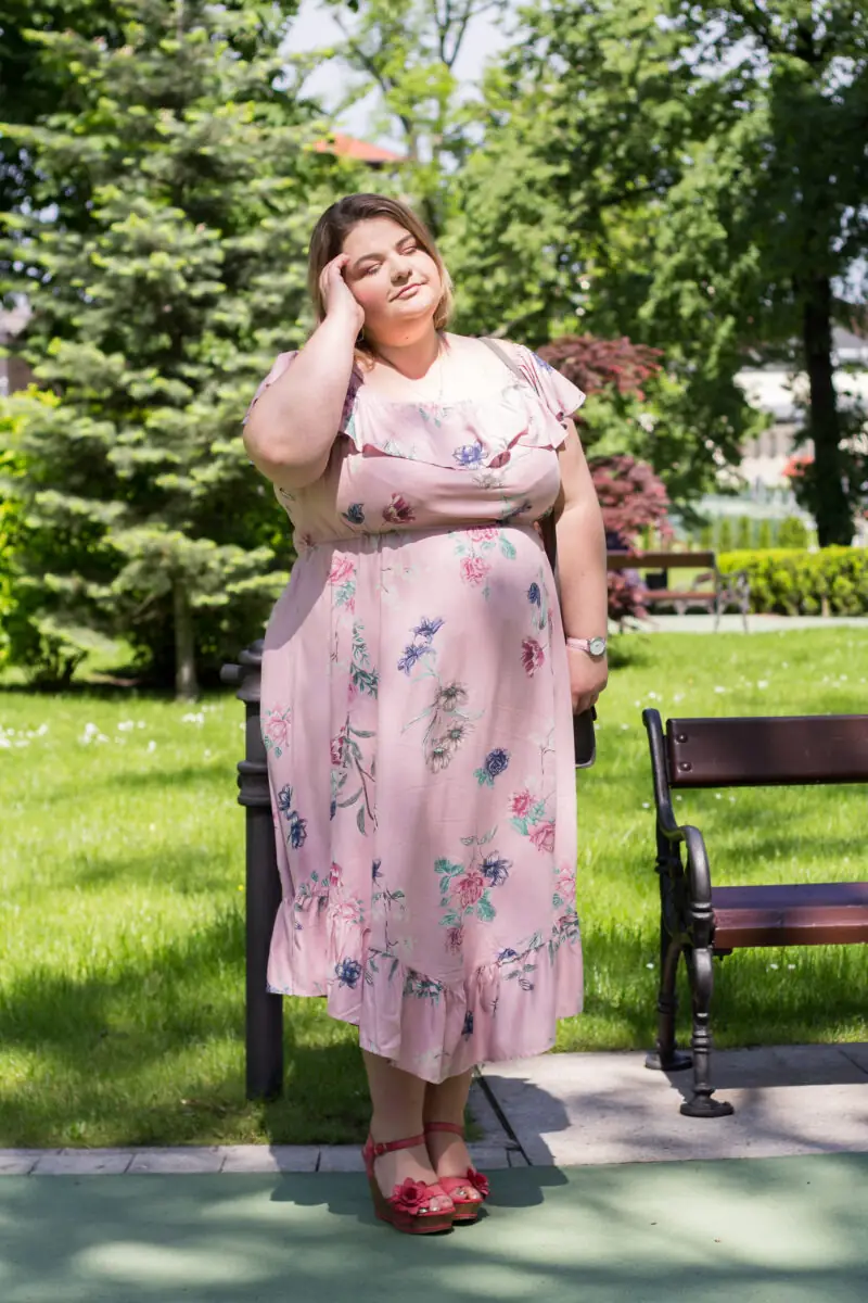 cellbes madziof plus size stylizacja wieliczka park sukienka na lato rozowe okulary