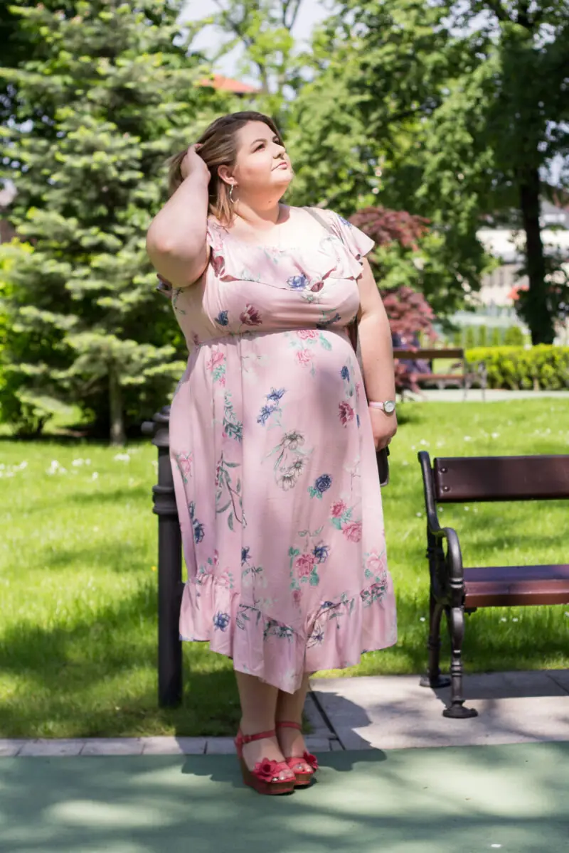 cellbes madziof plus size stylizacja wieliczka park sukienka na lato rozowe okulary