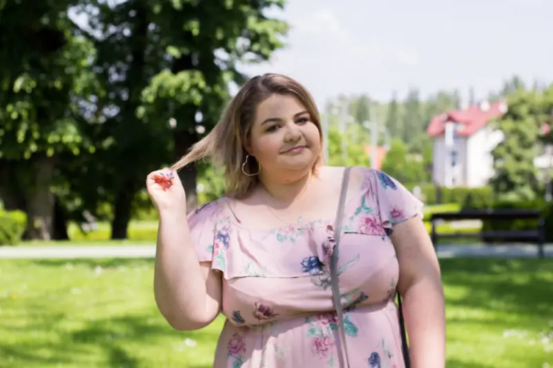 cellbes madziof plus size stylizacja wieliczka park sukienka na lato rozowe okulary
