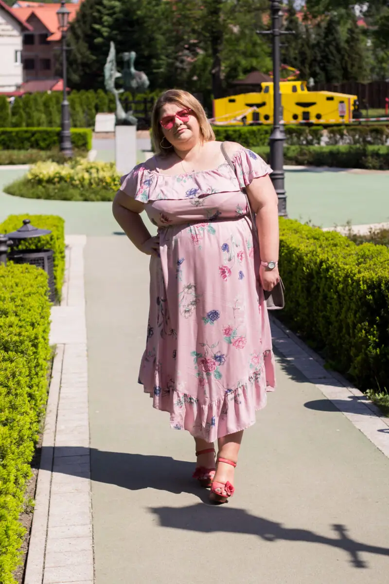 cellbes madziof plus size stylizacja wieliczka park sukienka na lato rozowe okulary