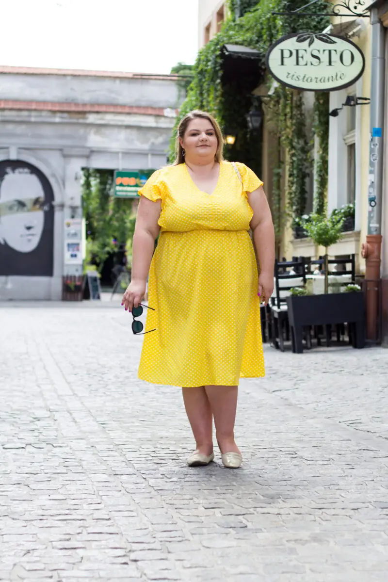 jaki kolor dodatkow do zoltej sukienki stylizacja plus size 
