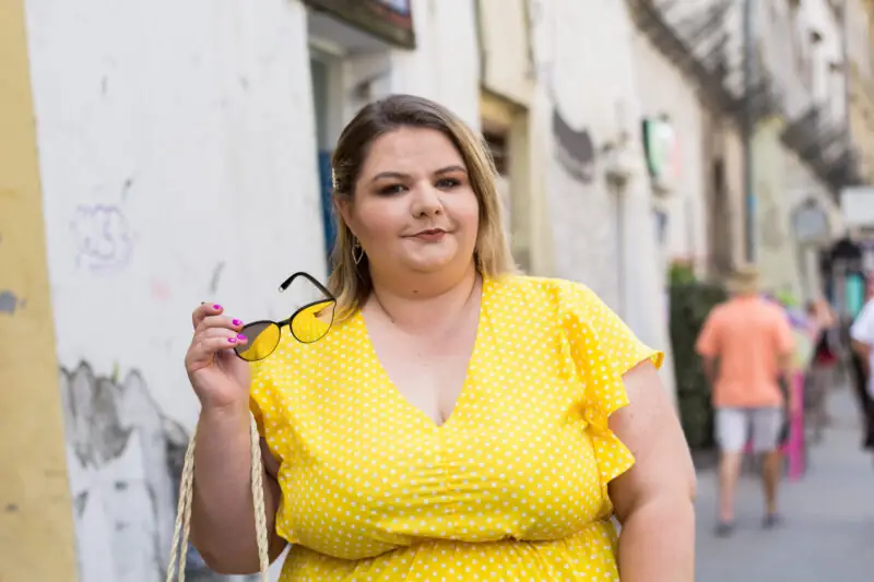 jaki kolor dodatkow do zoltej sukienki stylizacja plus size 