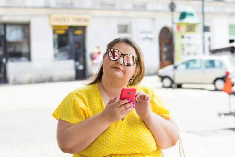 jaki kolor dodatkow do zoltej sukienki stylizacja plus size 