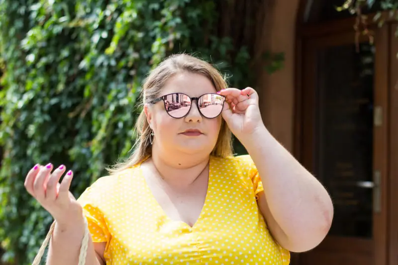 jaki kolor dodatkow do zoltej sukienki stylizacja plus size 