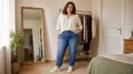 Kobieta plus size w dobrze dopasowanych jeansach z prostą nogawką